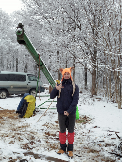Лидер местных коммунистов по прозвищу Красный Волк и его любимый гранатомёт по имени Маша Лидер местных коммунистов по прозвищу Красный Волк и его любимый гранатомёт по имени Маша
