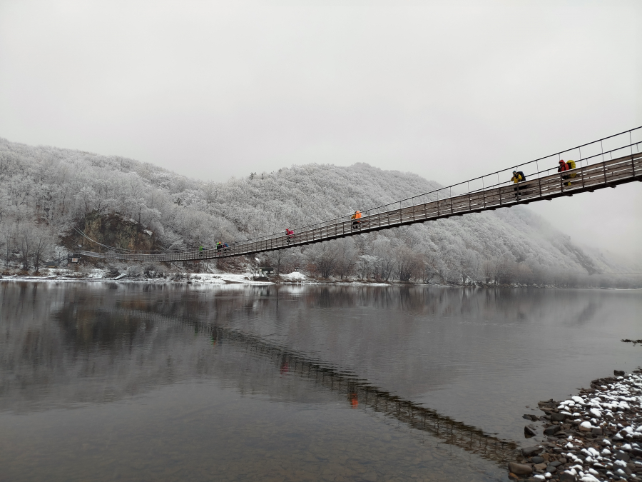 Подвесной мост, соединяющий Дальний Кут и Дерсу с большой землёй. Он же – своеобразные ворота нацпарка, по дороге от него можно невозбранно выйти к кордону на Корейском прижиме. Рядом – паромная переправа, на момент похода неработающая из-за низкой воды. Там же рядышком находятся скальные обнажения – «Бохо». Место, если верить путеводителю, использовалось для проведения культовых обрядов и ритуалов. Подвесной мост, соединяющий Дальний Кут и Дерсу с большой землёй. Он же – своеобразные ворота нацпарка, по дороге от него можно невозбранно выйти к кордону на Корейском прижиме. Рядом – паромная переправа, на момент похода неработающая из-за низкой воды. Там же рядышком находятся скальные обнажения – «Бохо». Место, если верить путеводителю, использовалось для проведения культовых обрядов и ритуалов.