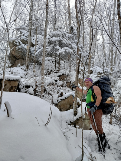 Семиметровый скальный останец на фоне Коляна