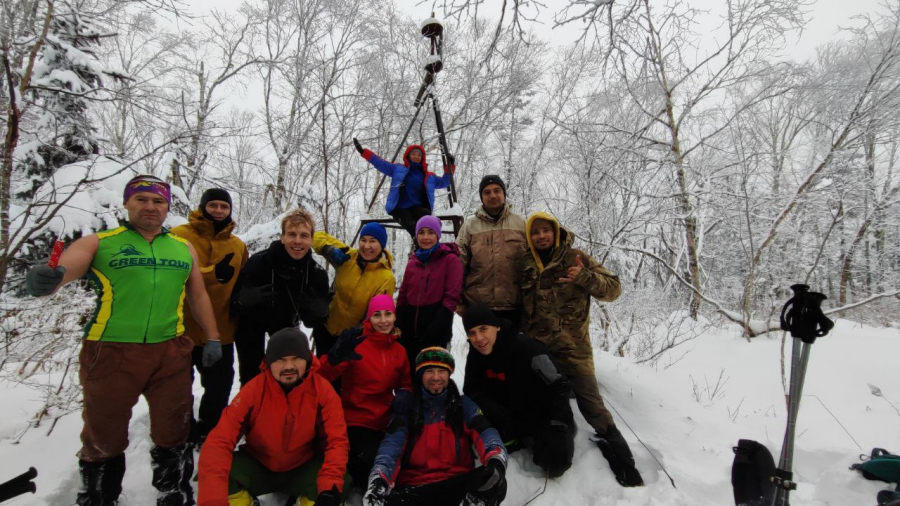 Вершина горы Заманиха. Смотреть вообще не на что… Было бы, если бы не Лена, Ира, Ксю и Рузиля. Их присутствие любой ландшафт в шедевр превратит.