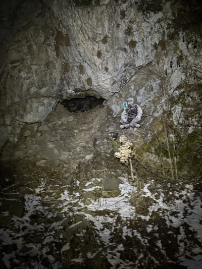 Дыра внутри гранитной горы. Жить - можно, лазить – негде.